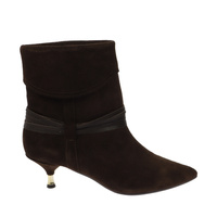 Welurowe botki w kolorze czekolady na niskim obcasie