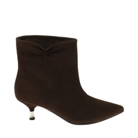 Zamszowe botki w kolorze czekolady na niskim obcasie